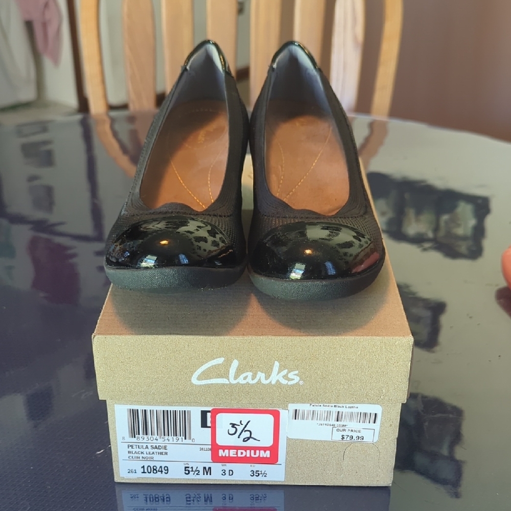 Clarks Black Patent Toe Women's Small Wedge
